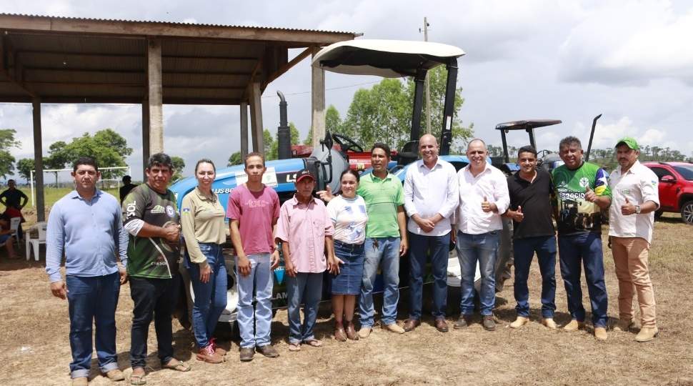 Ismael Crispin fomenta desenvolvimento agrícola com entrega de trator em Alvorada do Oeste